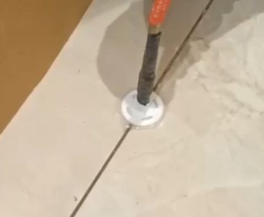 相城瓷砖空鼓维修公司专业解答瓷砖在铺贴过程中，如果没有涂抹均匀到位的粘结材料（如水泥砂浆或瓷砖胶），可能会导致以下问题